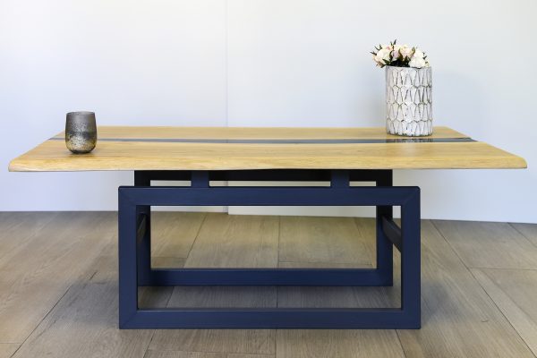 COFFEE TABLE IN LEGNO ROVERE CON INSERTO RESINA  E PIEDI IN ACCIAIO VERNICIATO