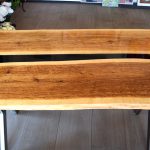 TAVOLO IN ROVERE CON INSERTO IN RESINA