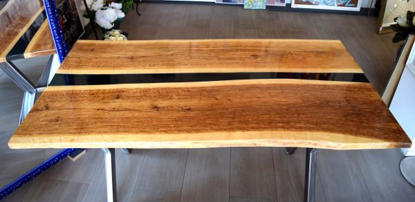 TAVOLO IN ROVERE CON INSERTO IN RESINA
